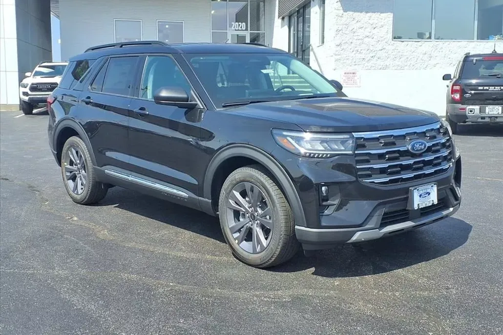 2025 Ford Explorer photo 1