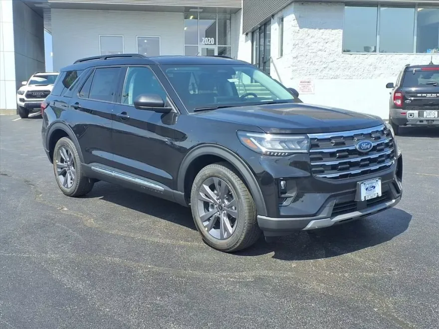 2025 Ford Explorer photo 1