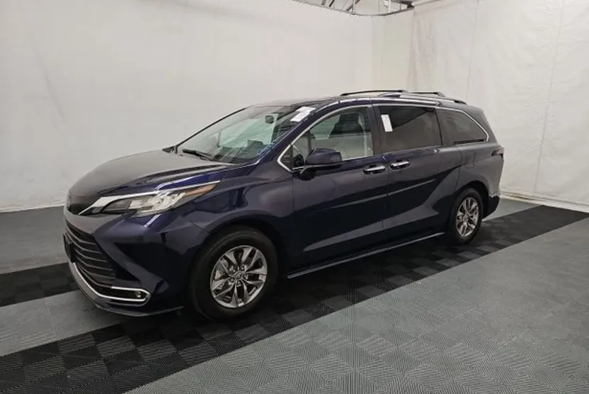 2023 Toyota Sienna XLE photo 1