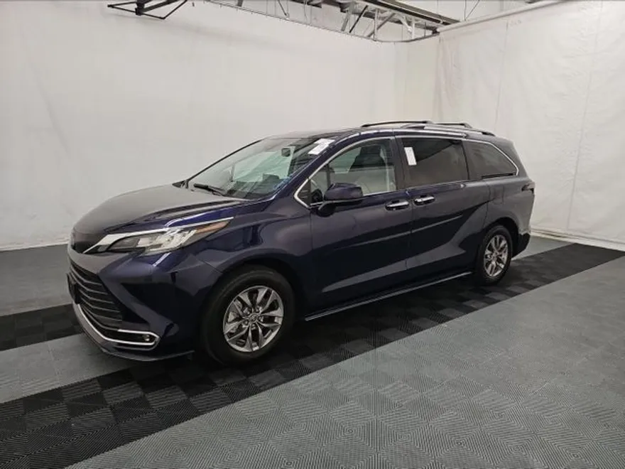 2023 Toyota Sienna XLE photo 1