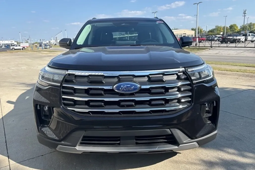 2025 Ford Explorer photo 1