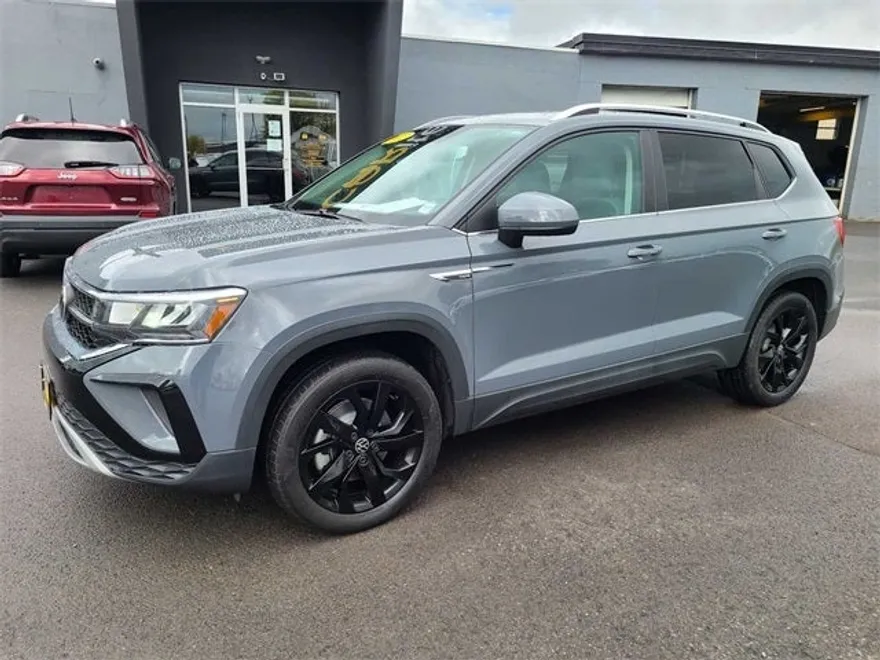 2022 Volkswagen Taos SE photo 2