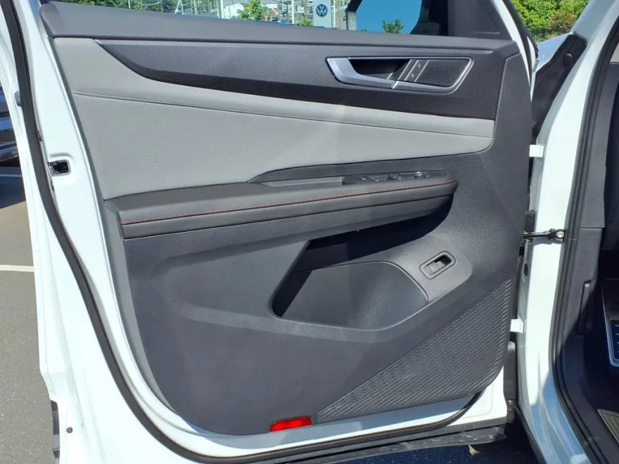 2025 Volkswagen Atlas Peak Edition SE photo 1