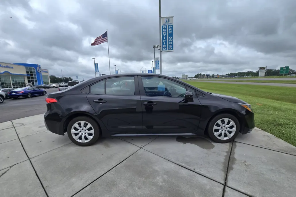 2023 Toyota Corolla LE photo 1