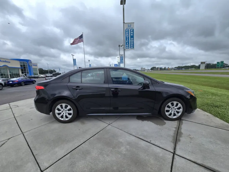 2023 Toyota Corolla LE photo 1