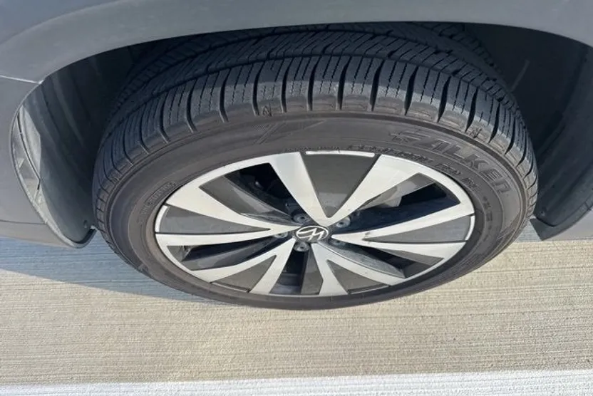 2023 Volkswagen Taos SE photo 1