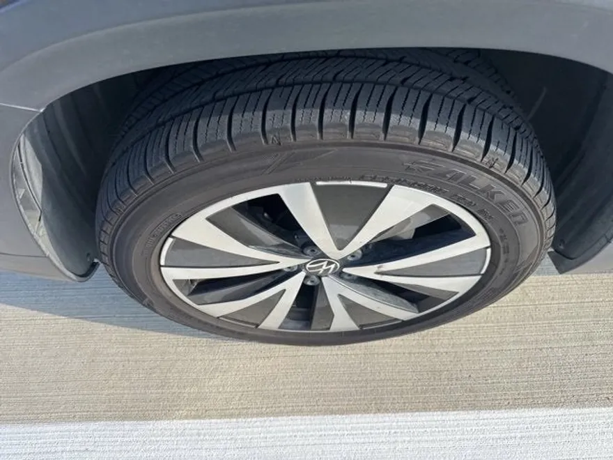 2023 Volkswagen Taos SE photo 1