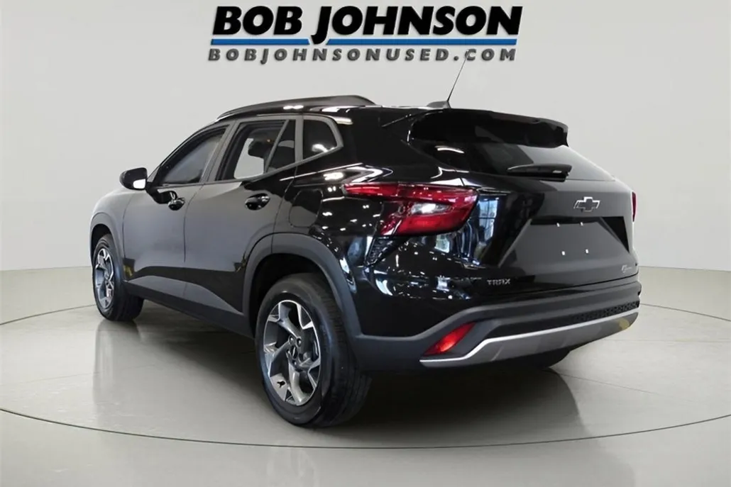 2025 Chevrolet Trax LT photo 1