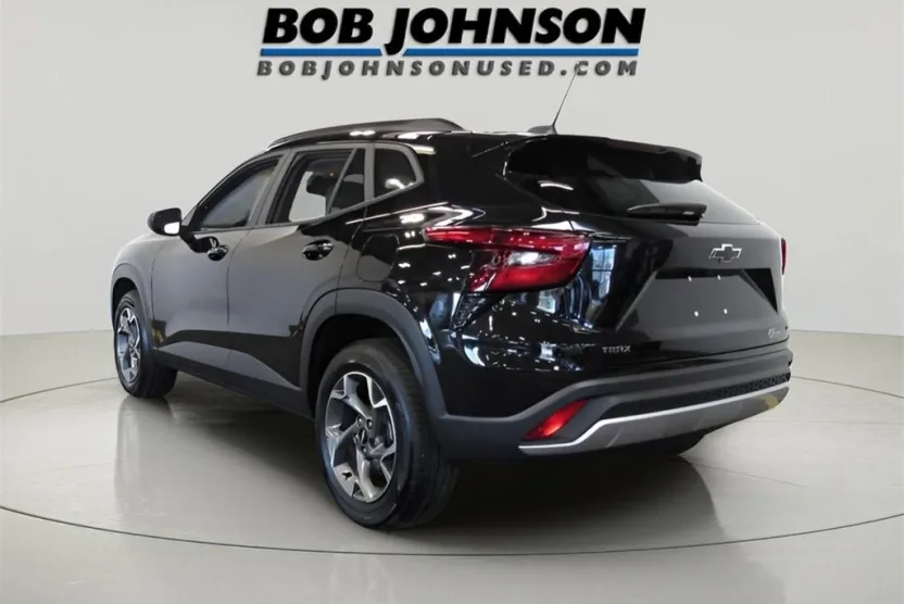 2025 Chevrolet Trax LT photo 1