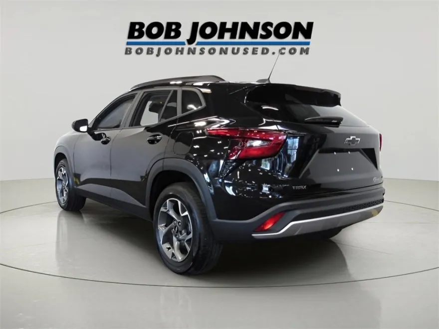 2025 Chevrolet Trax LT photo 1