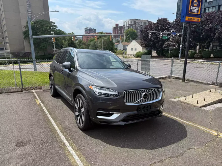 2024 Volvo XC90 T8 Plus photo 1