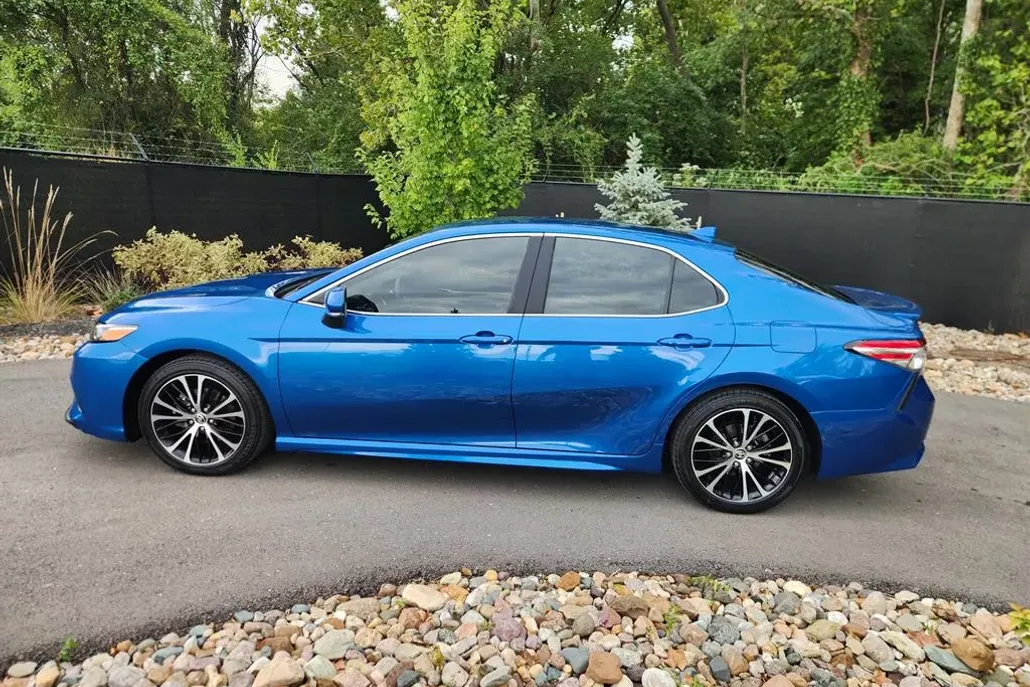 2020 Toyota Camry SE photo 1