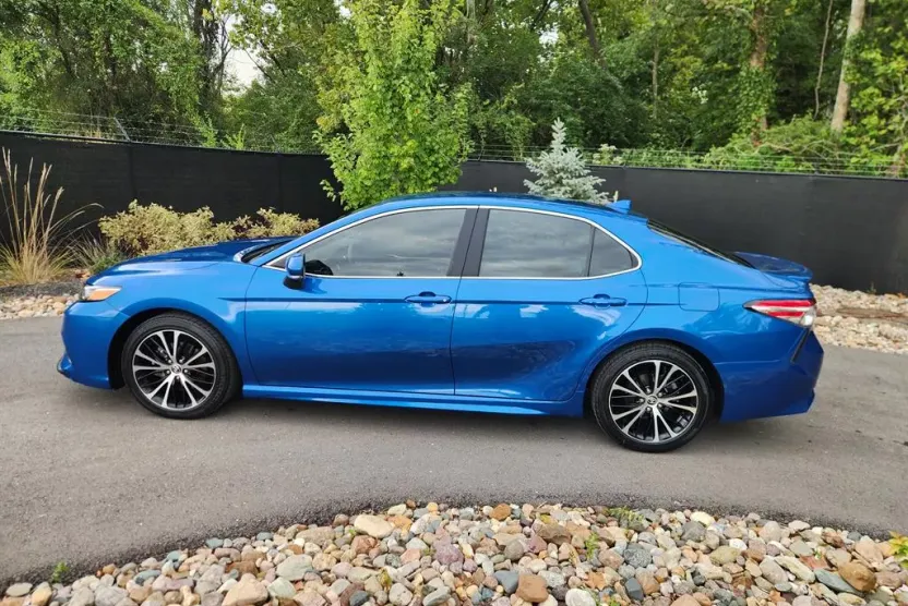 2020 Toyota Camry SE photo 1