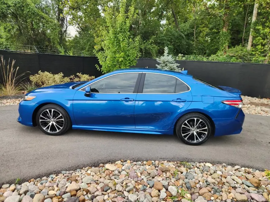 2020 Toyota Camry SE photo 1