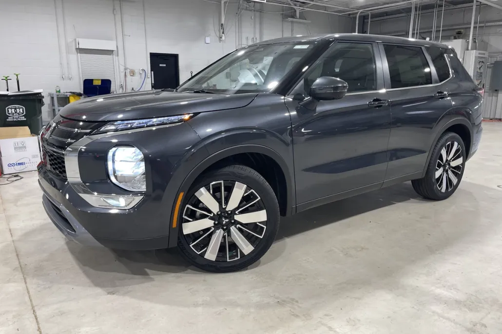 2025 Mitsubishi Outlander SE photo 1
