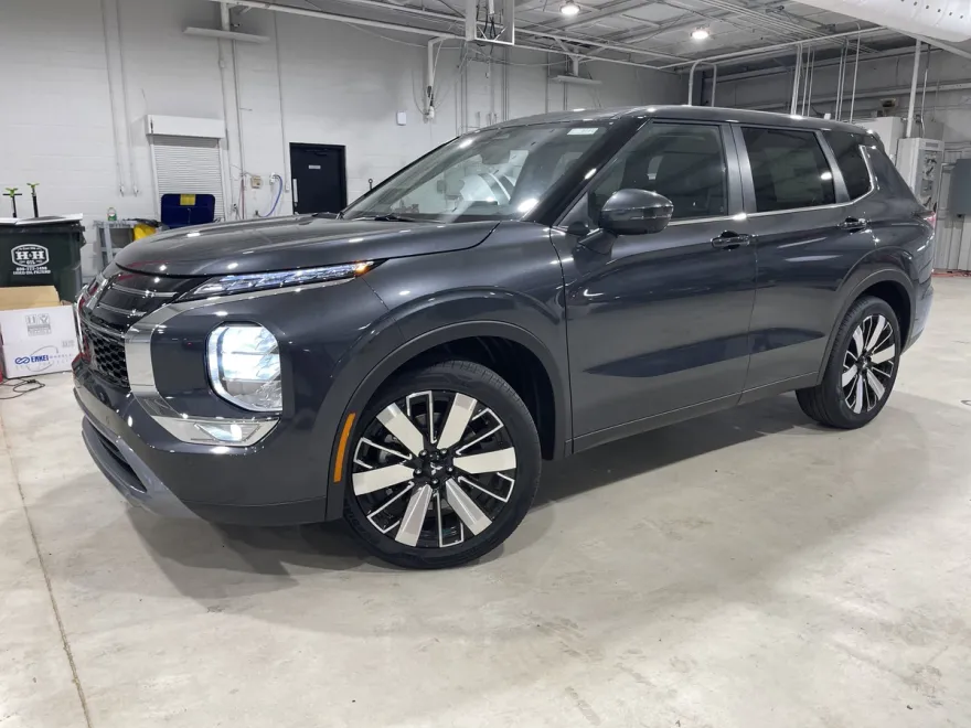 2025 Mitsubishi Outlander SE photo 1