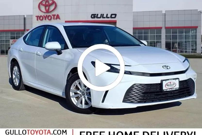 2025 Toyota Camry LE photo 1