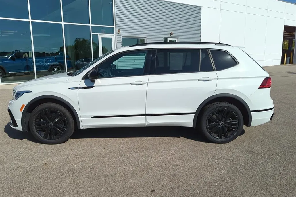 2022 Volkswagen Tiguan SE R-Line Black photo 1