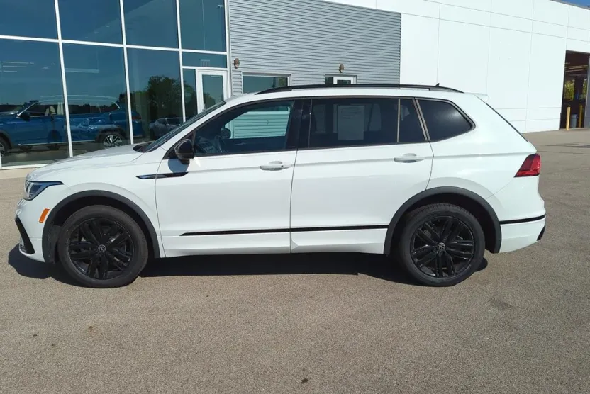 2022 Volkswagen Tiguan SE R-Line Black photo 1