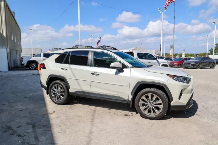 2021 Toyota RAV4 Limited photo 1