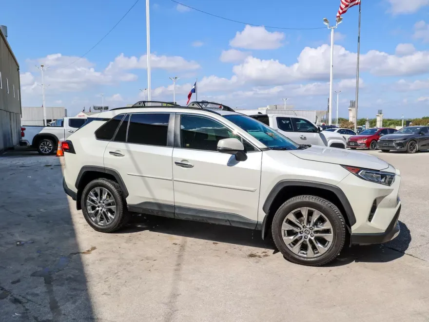 2021 Toyota RAV4 Limited photo 1