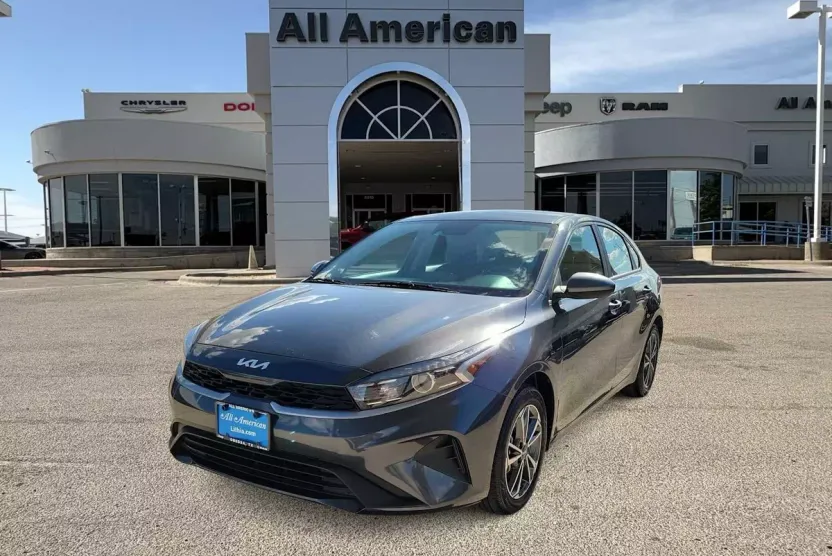 2023 Kia Forte LXS photo 1
