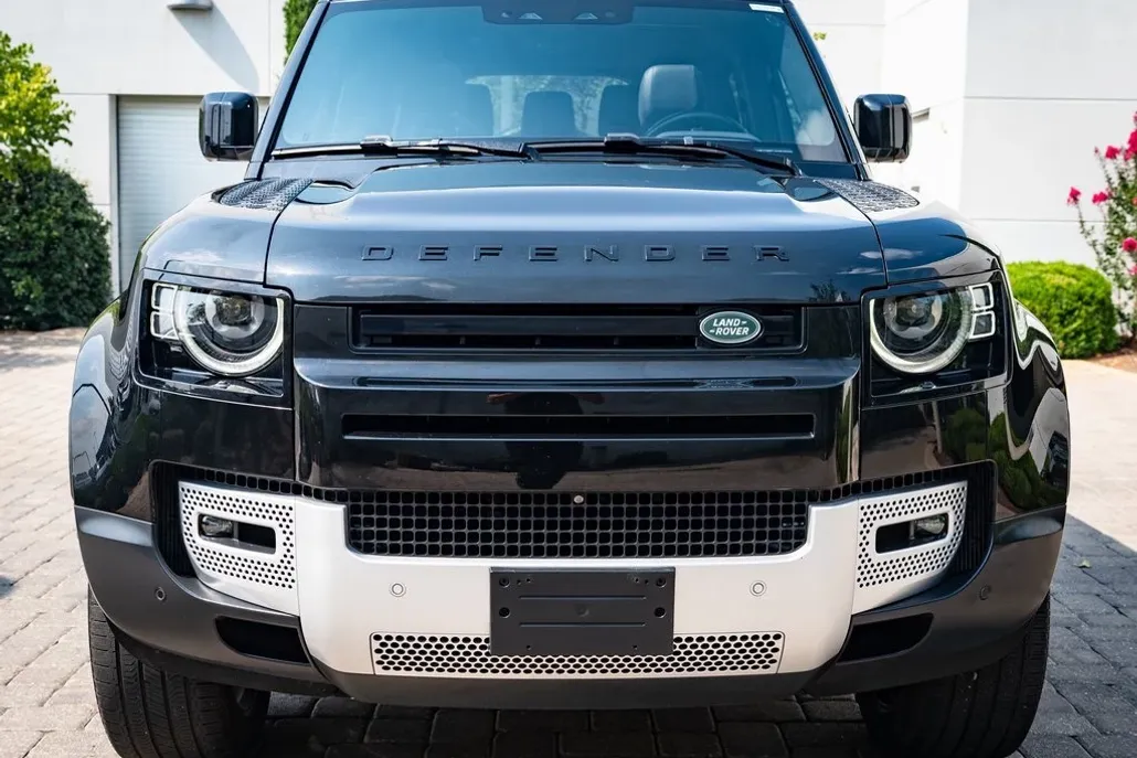 2023 Land Rover Defender 130 SE photo 1
