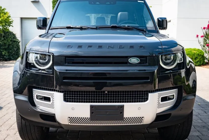 2023 Land Rover Defender 130 SE photo 1