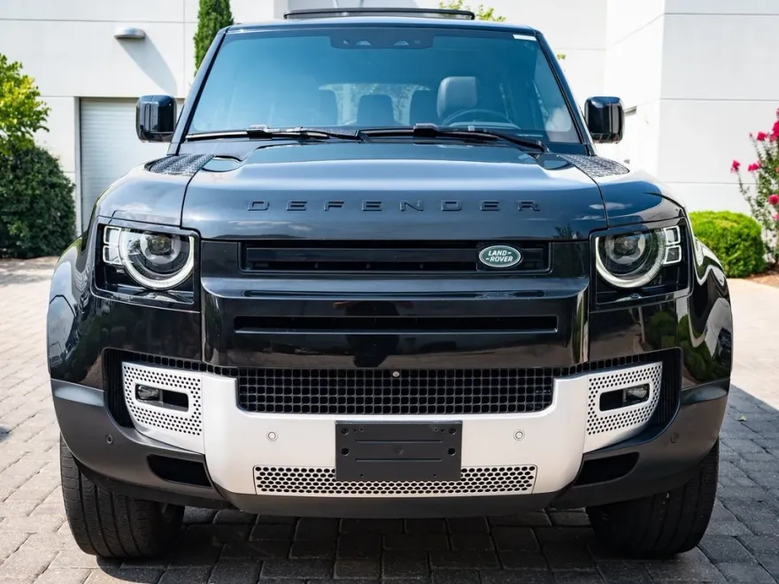 2023 Land Rover Defender 130 SE photo 1