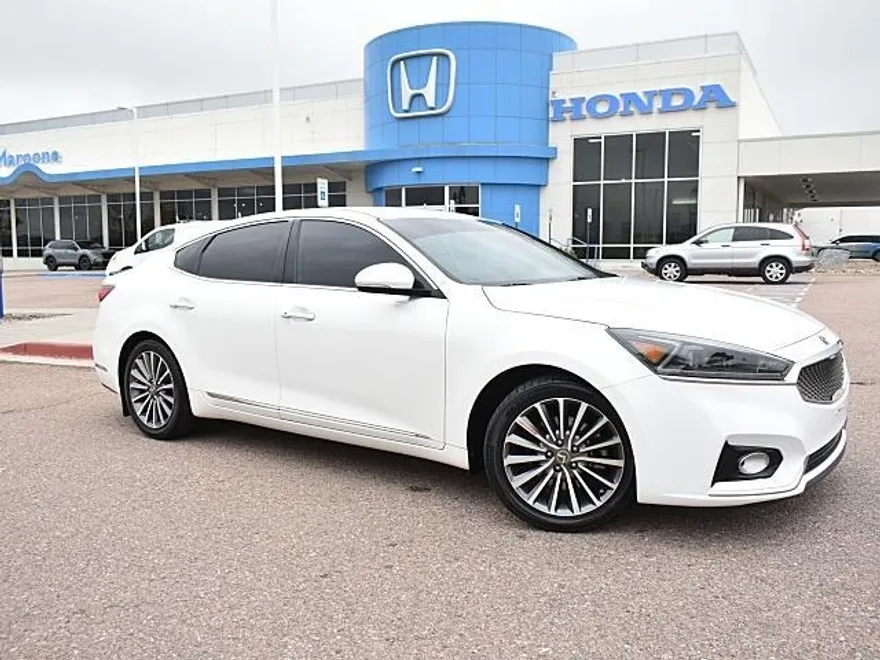 2017 Kia Cadenza Premium photo 1