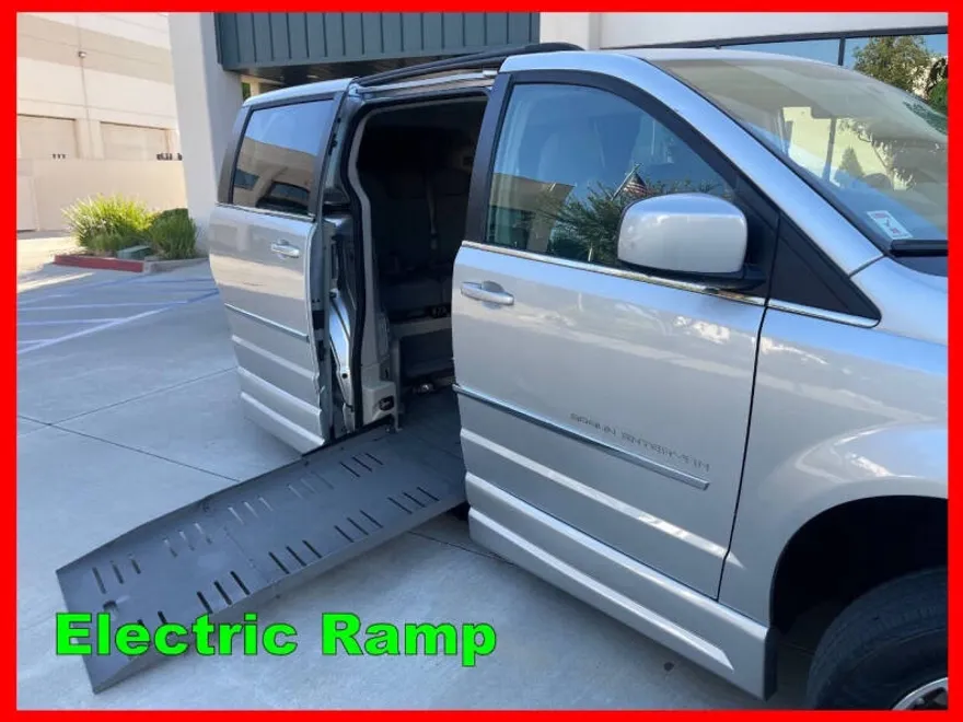 2009 Chrysler Town & Country Touring photo 1