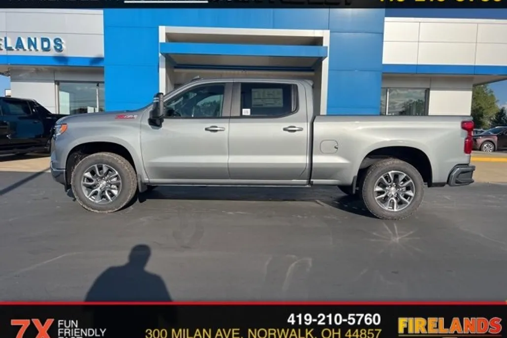 2026 Chevrolet Silverado 1500 LT photo 1