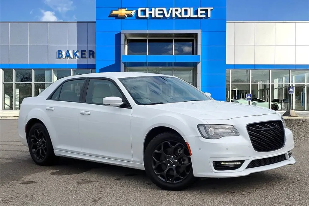 2022 Chrysler 300 Touring L photo 1
