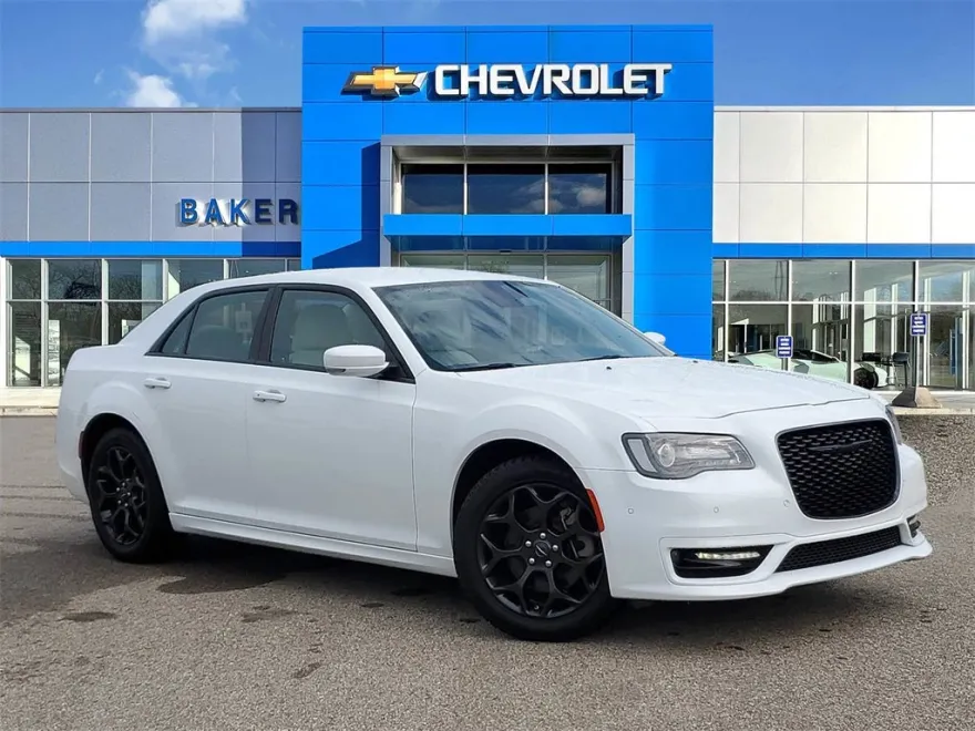 2022 Chrysler 300 Touring L photo 1