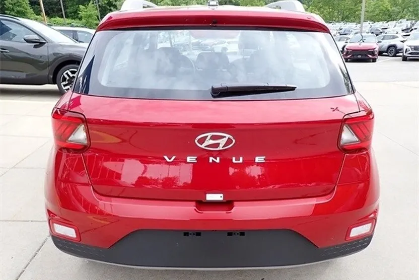 2025 Hyundai Venue SEL photo 1