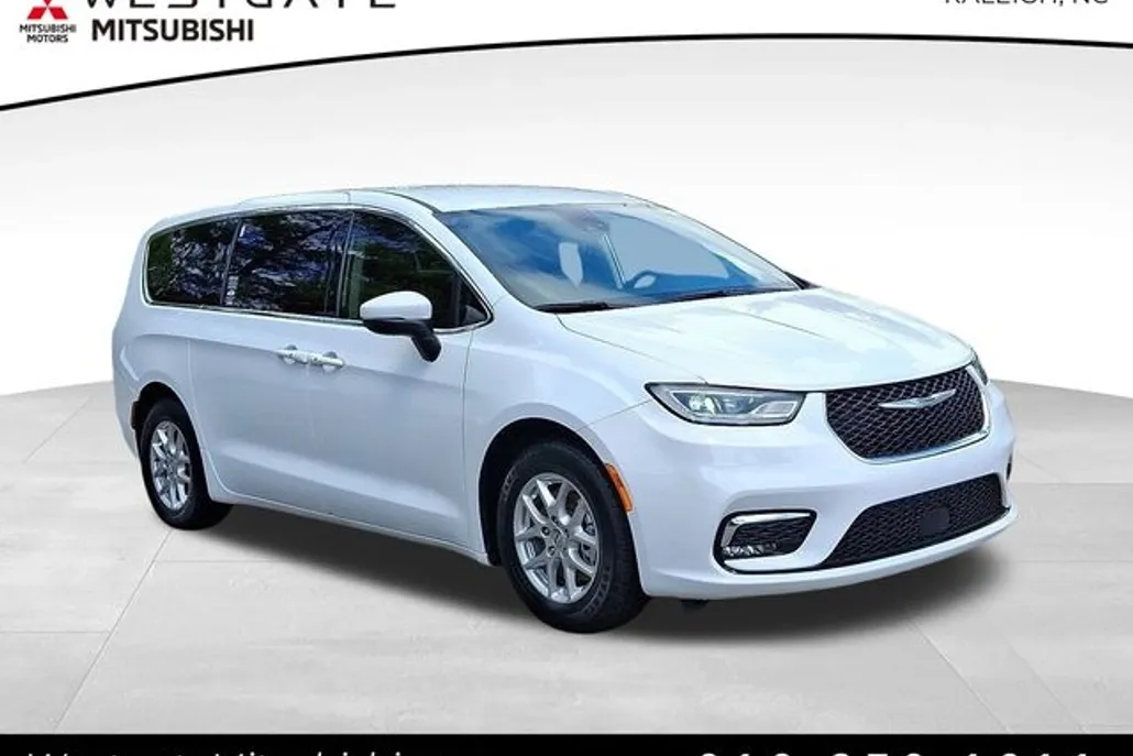 2023 Chrysler Pacifica Touring L photo 1