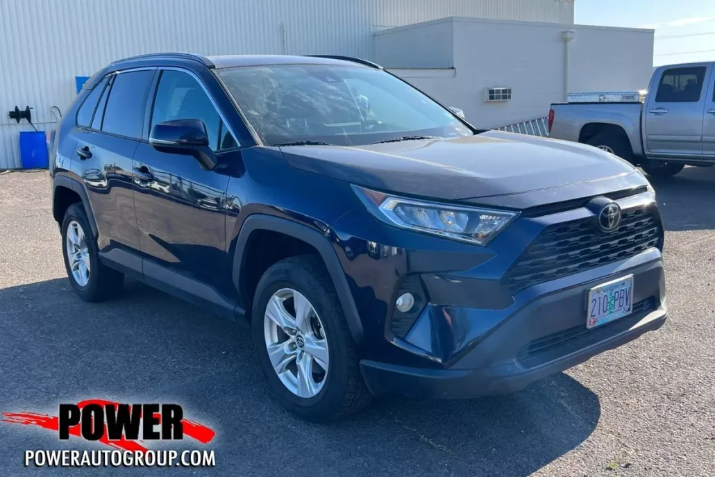 2021 Toyota RAV4 XLE photo 1