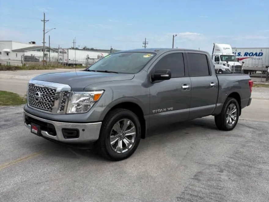 2018 Nissan Titan SV photo 1