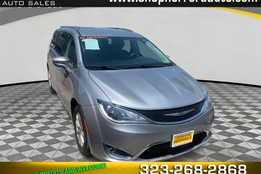 2019 Chrysler Pacifica Touring L photo 1