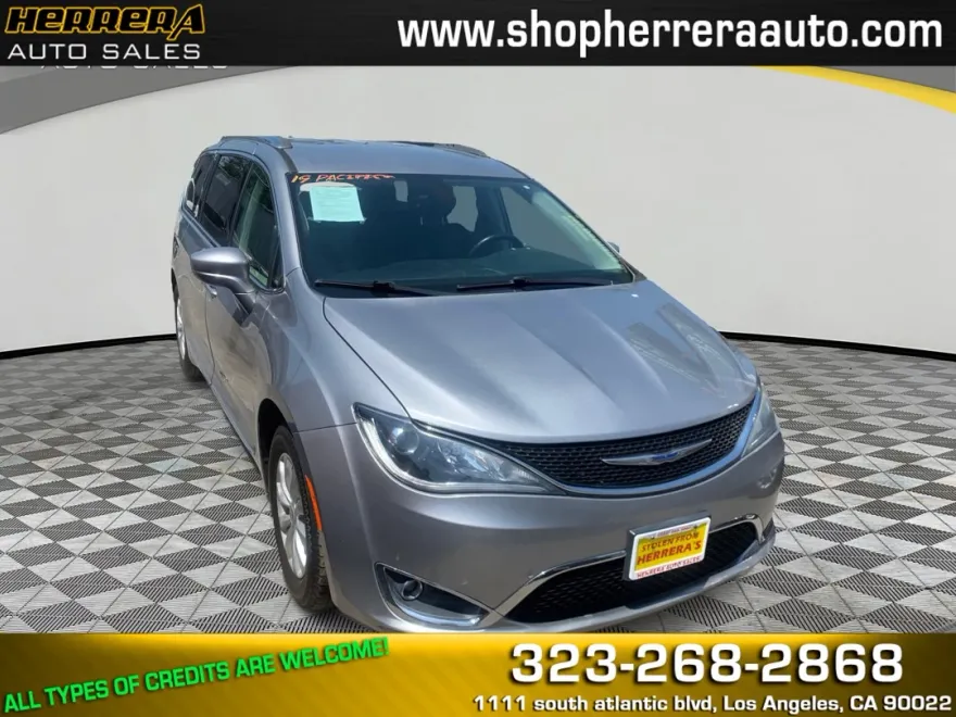 2019 Chrysler Pacifica Touring L photo 1
