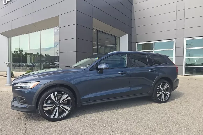 2024 Volvo V60 Cross Country B5 Plus photo 1