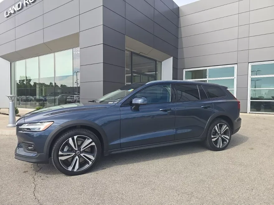 2024 Volvo V60 Cross Country B5 Plus photo 1