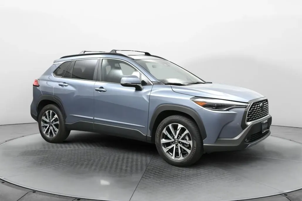 2023 Toyota Corolla Cross XLE photo 1