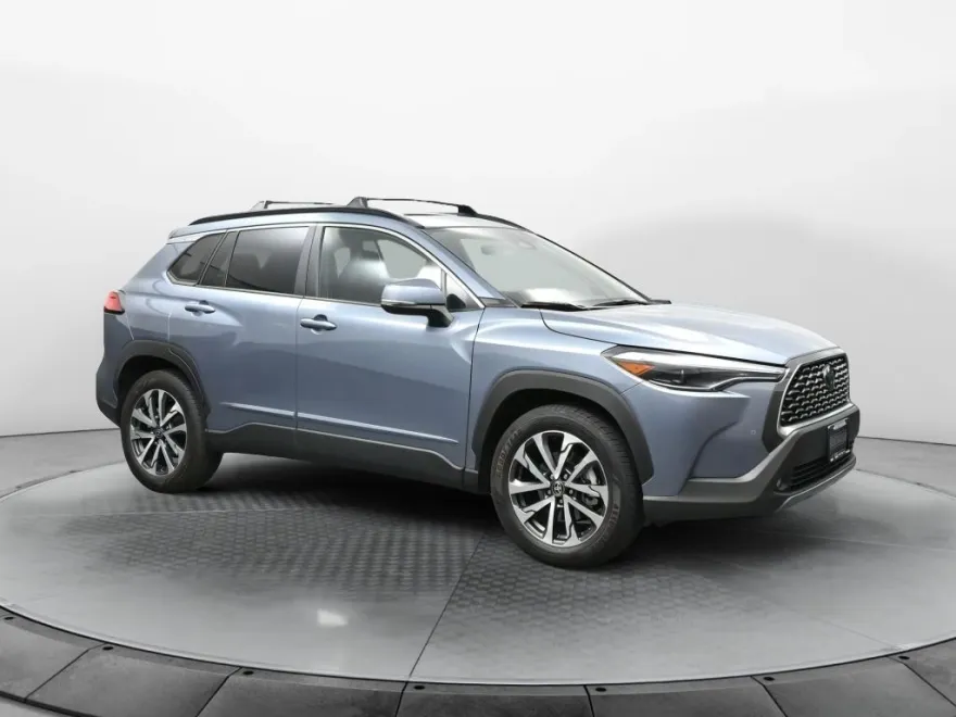 2023 Toyota Corolla Cross XLE photo 1