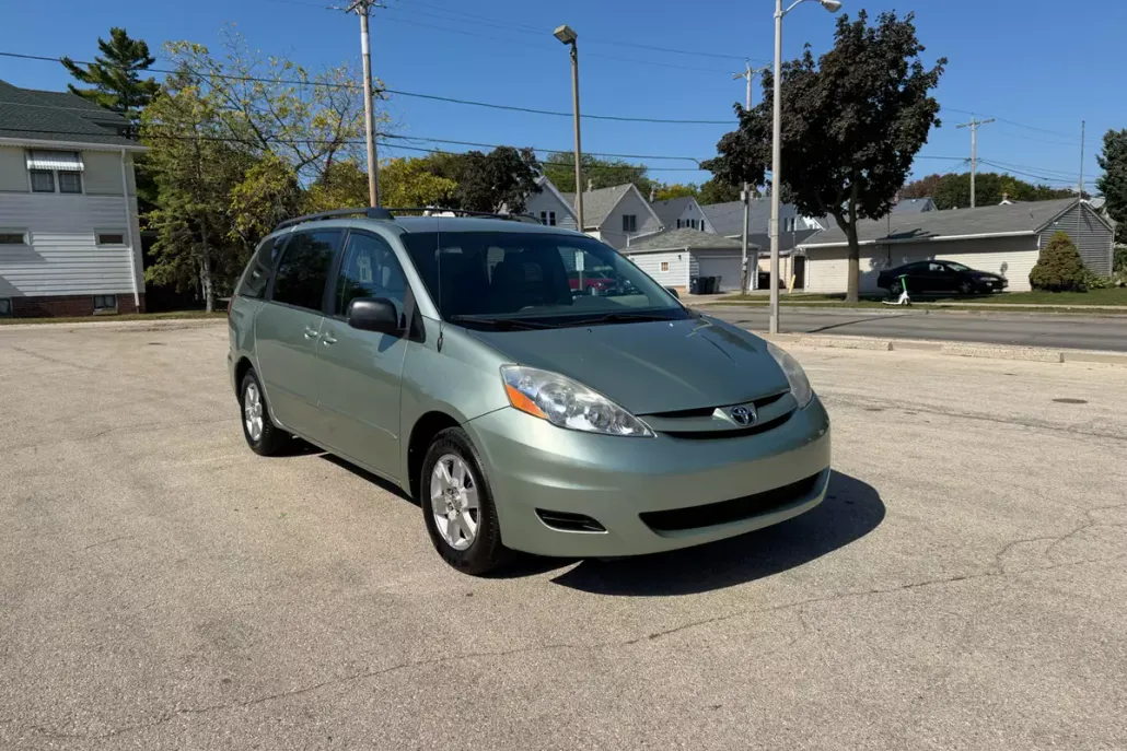 2010 Toyota Sienna CE photo 1
