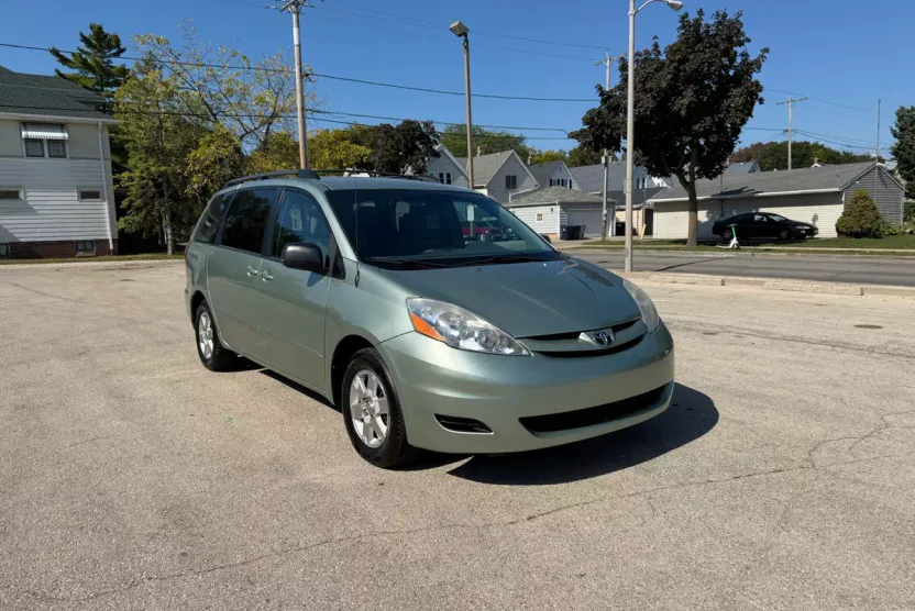 2010 Toyota Sienna CE photo 1
