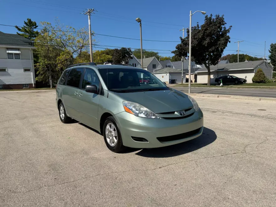 2010 Toyota Sienna CE photo 1