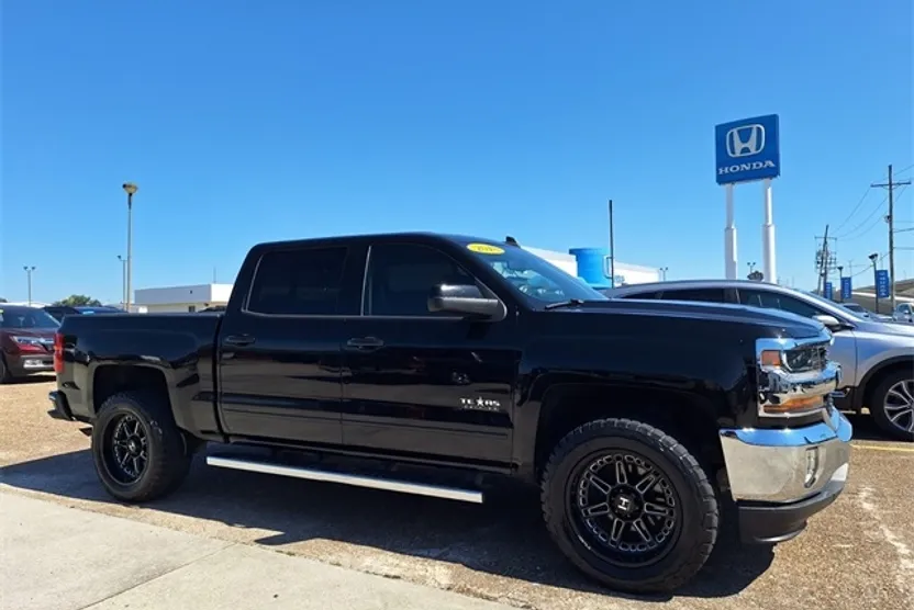 2018 Chevrolet Silverado 1500 LT photo 1