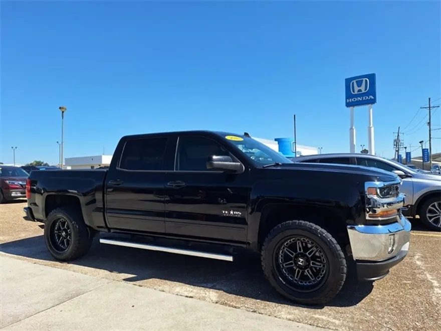 2018 Chevrolet Silverado 1500 LT photo 1