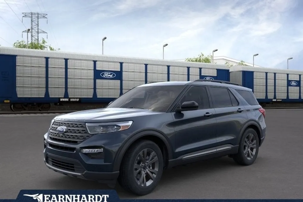 2023 Ford Explorer XLT photo 1
